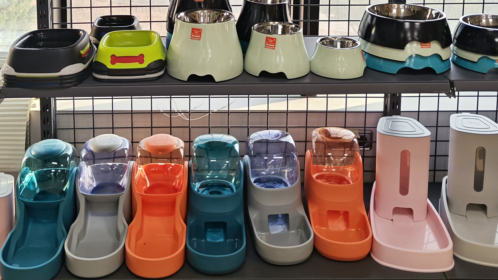 Mangeoires et abreuvoirs pour animaux de compagnie