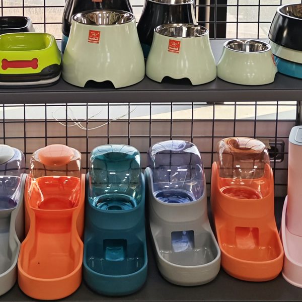 dispensadores de comida y bebida para mascotas